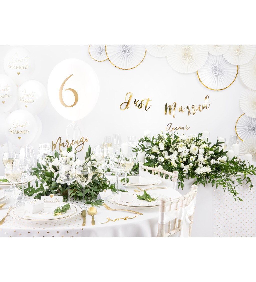 Bílé ubrousky se zlatými srdíčky