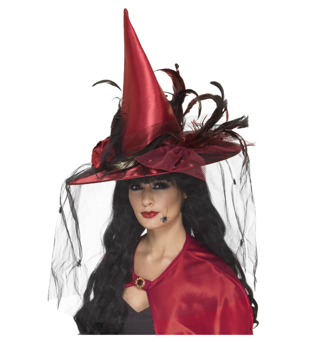 Červený čarodějnický klobouk s peřím